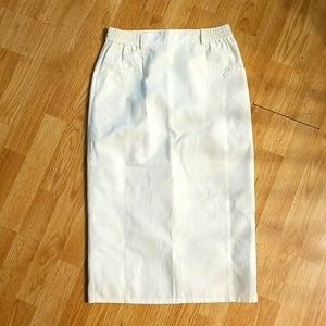 Off-white skirt with pockets